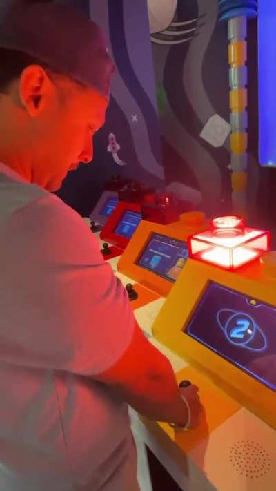 It was hard for him to resist 😂🫣