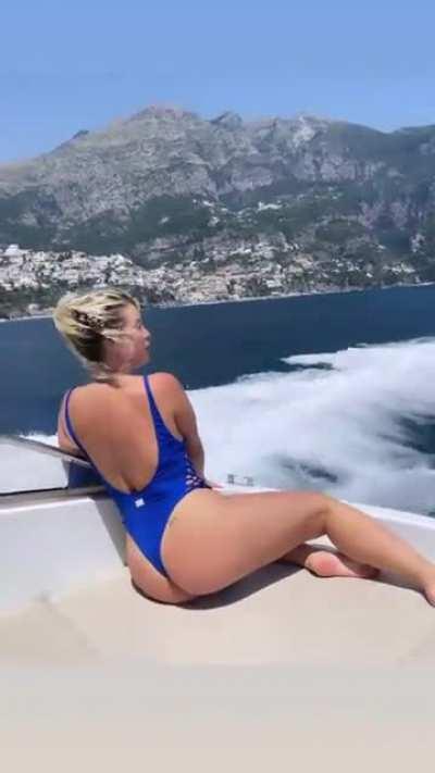 🛥🌊🩱🍑