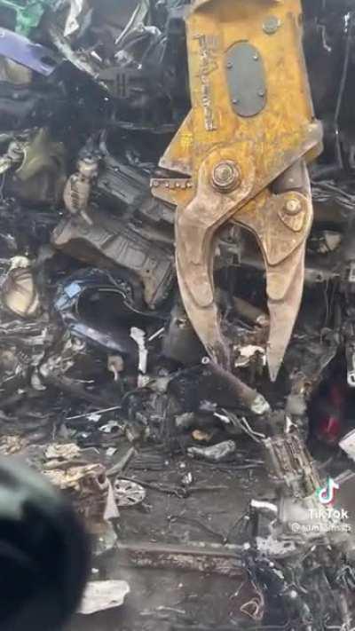 BMW is quickly scrapped by a skilled excavator