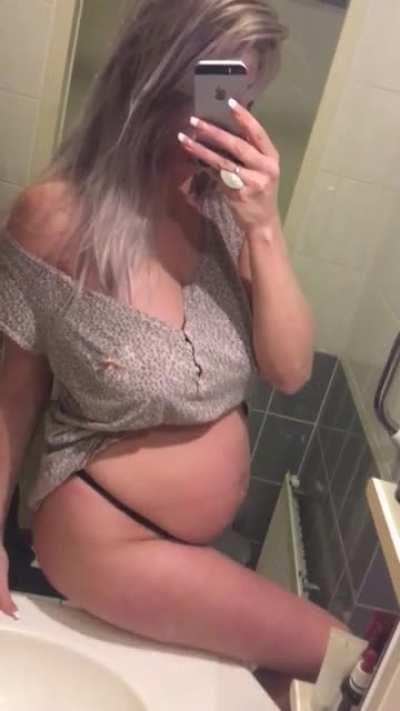 Tummy grows, as well as my tits😍