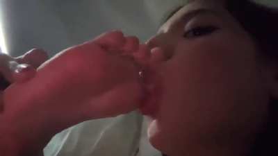 2 minutes of this latina sucking on her white toes 🔥