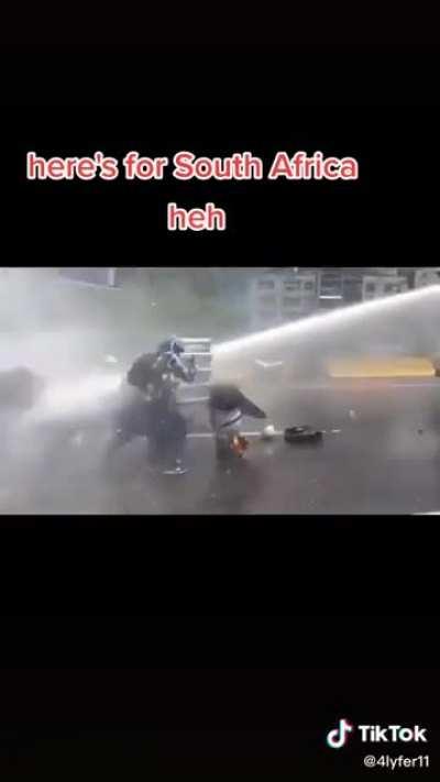 More fuckwits looting