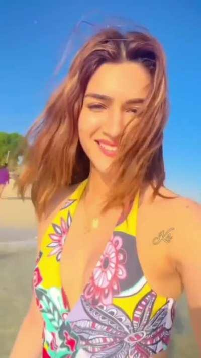 Kriti Sanon flaunting her cleav.age  in beachwear 