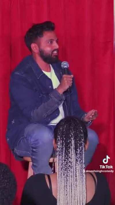 Comedian Akaash Singh gets angry at an audience member for not enjoying his show. Goes on a cringy rant.