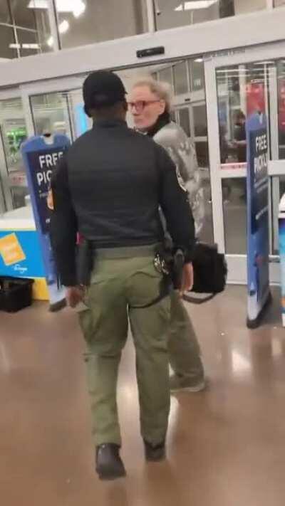 Anti-mask man yells racist slurs at security guard in Kroger grocery store (Richmond, Virginia)