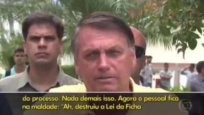 O presidente Jair Bolsonaro defende a mudança na Lei da Ficha Limpa feita pelo seu indicado ao STF, diz que a vida dos políticos é muito difícil e declara que quem cometeu um crime tem que pagar, mas não pode pagar para sempre