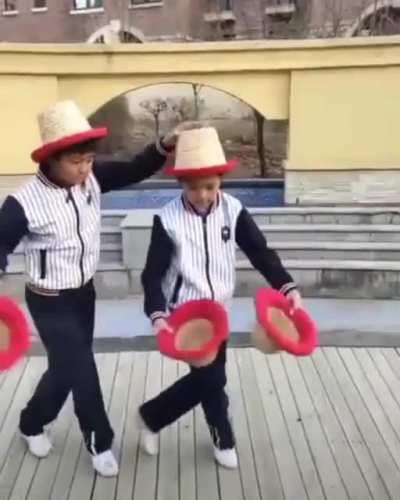 2 парня, 3 шляпы