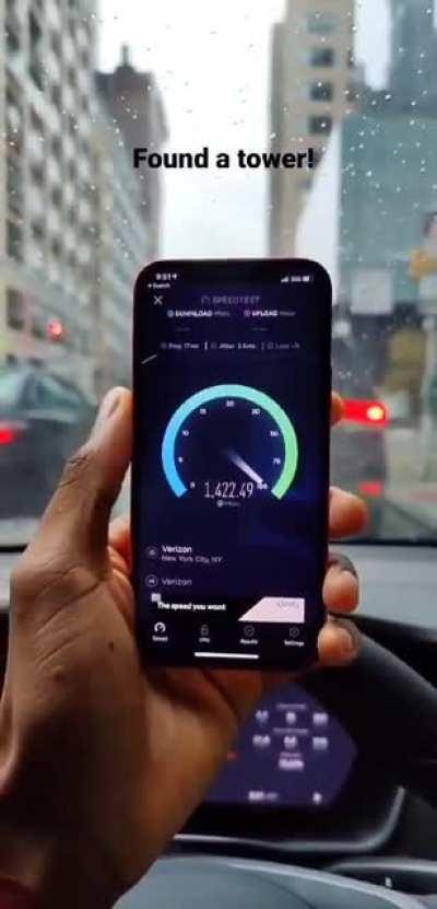 MKBHD testing iPhone 5G speed(1700mpbs)