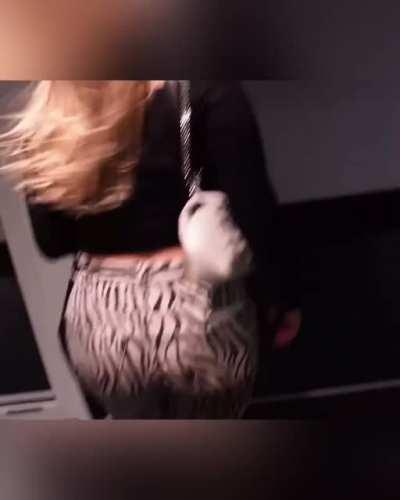 Quelle YouTube : „1 Woche bestimmt meine beste Freundin was ich anziehe“ von Caramella