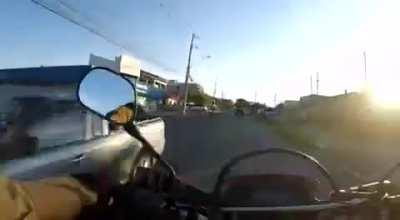 Policial paranaense correndo para salvar uma vida