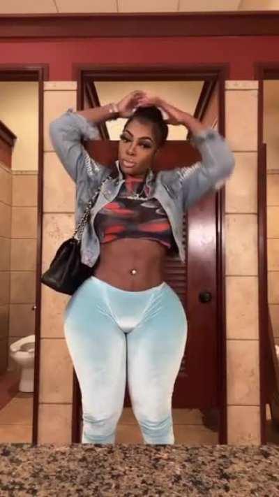 Bella Nuetch (@realbellanuetch)