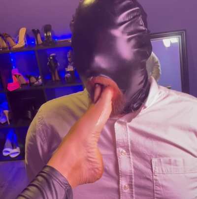 My perfect toes for a very eager mouth 