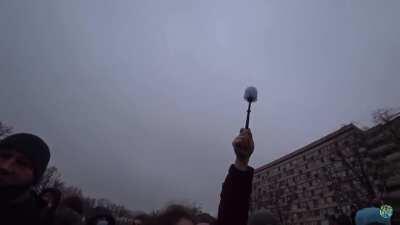 Protesters in Moscow have been holding toilet brushes, in reference to the Putin’s palace scandal where each toilet brush cost thousands of dollars each