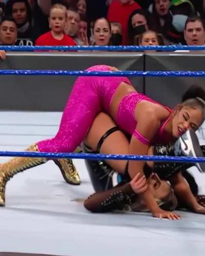 Bianca Belair pins Liv Morgan