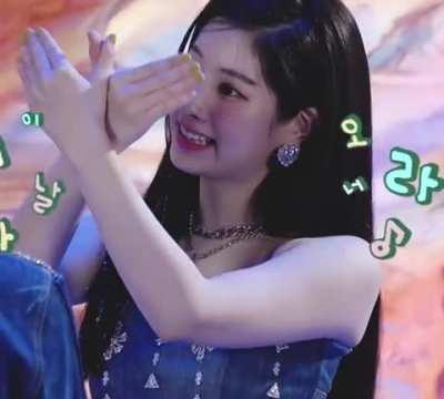 201110 - A minute of Dahyun playing with the camera (+ TWICE)