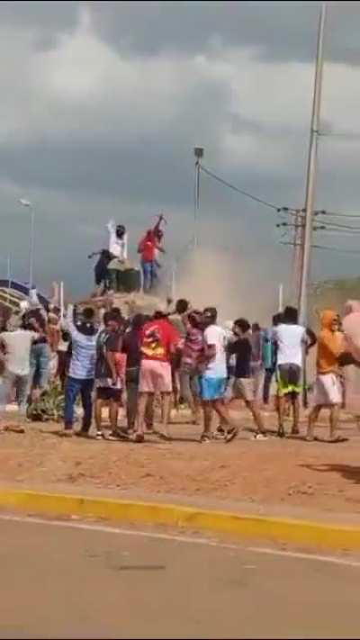 Tumban estatua de Chávez en falcón 
