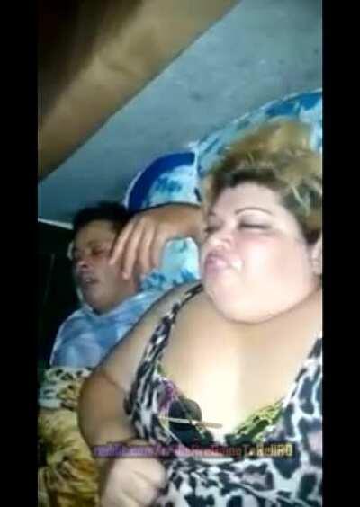 Corporatist impreuna cu iubita sa vegana odihnindu-se dupa masa de craciun