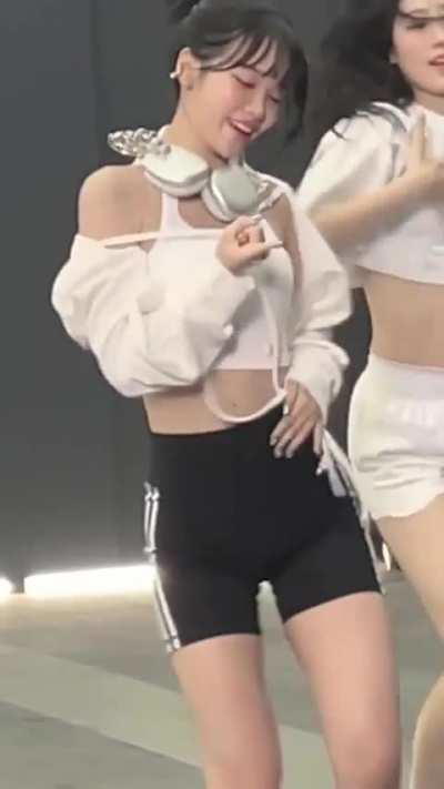 Chaewon and Sakura - LE SSERAFIM