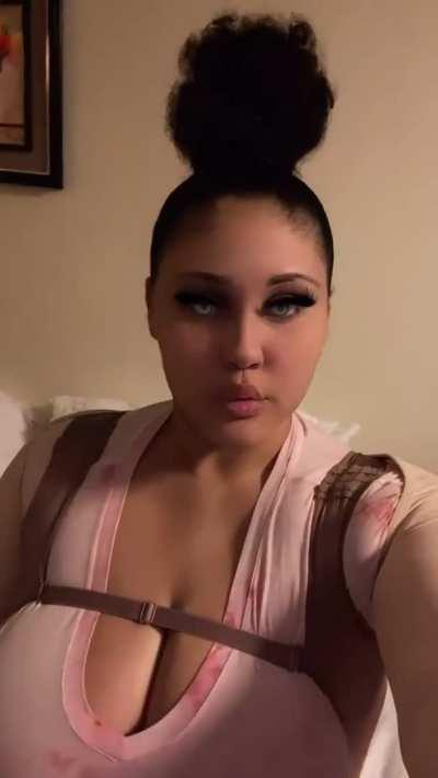 Simone's huge jugs 🤤 (IG)