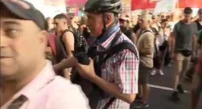 Militantes de izquierda escupen y agreden a periodista de Tn