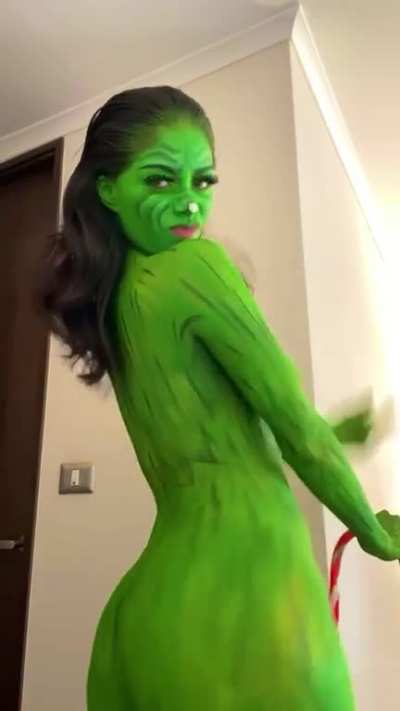 Lady Grinch in motion - tamiecampos