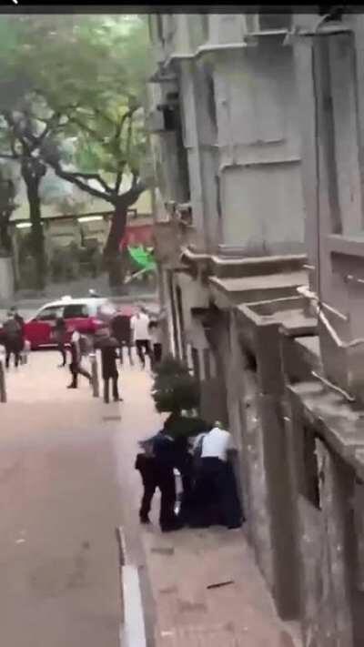 疑犯作出激烈反抗,警方只好採取必要武力