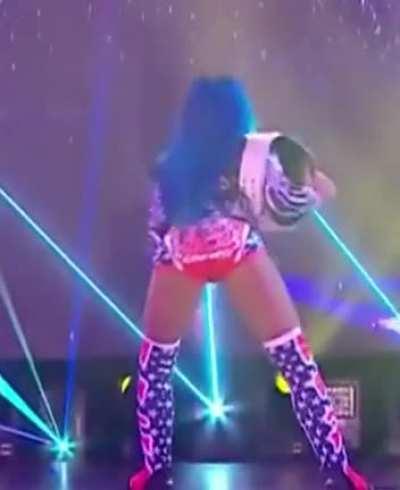 I hope Sasha goes back to doing this during her entrance 🍑
