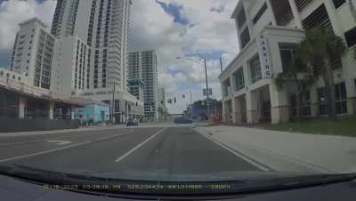 [OC] Blue SUV turning onto a wrong-way street to enter a 7-Eleven