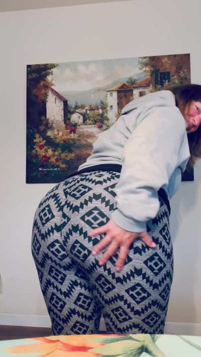 I know you’re imagining pressing your face right up against my leggings, taking in every naughty fart I gift you. Right?  Mmm 😋 Just picture how loud the next one will be when I’m sitting on your lap. 😈