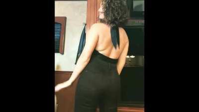 Camren Bicondova showing her big butt🍑