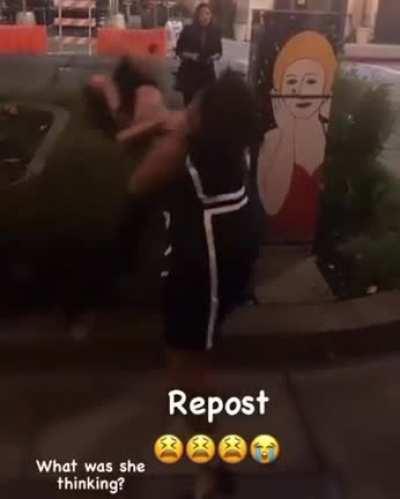 Southpaw lady scores a knockdown with a jab!