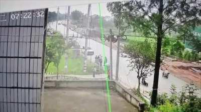 China 🇨🇳
On May 21, in Longnw City, Wusheng County, Guang'an Province, Sichuan Province, a car hit pedestrians on the side of the road, killing five people. The Wusheng County Public Security Bureau said the 52-year-old driver was brought under control. 