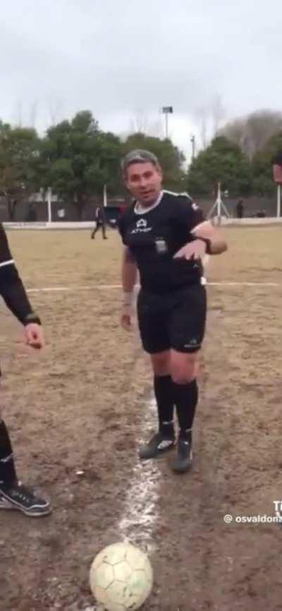 Creo que las monedas de la FIFA no son así pero como no soy árbitro mejor no opino.