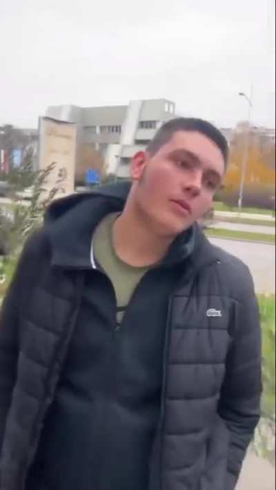 Momak nasrnuo na devojku na blokadi u NS, pa se skupio kad su prišli građani da je brane