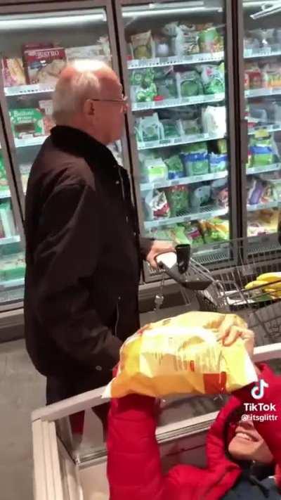 Maincharacter contaminates food for views