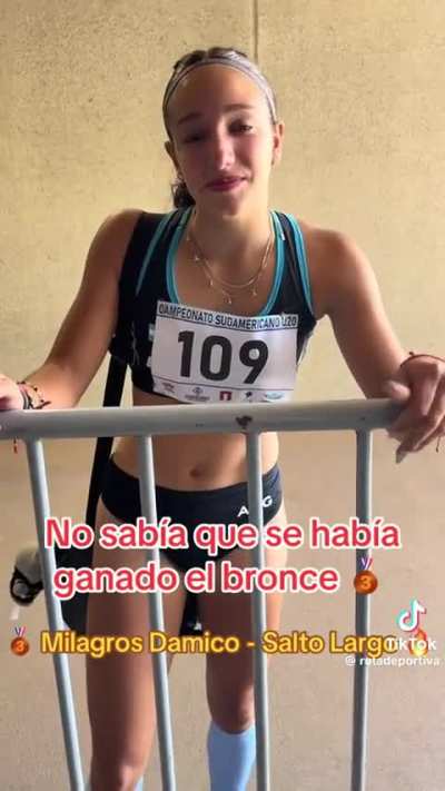 Se emociona al enterarse que ganó la medalla de Bronce en Salto en Largo.