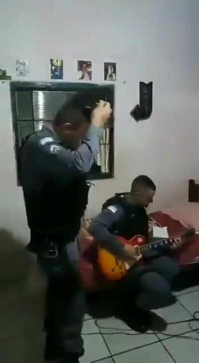 os policia foram prender o maluco e ele tinha uma guitarra em casa o policial meteu uma do Metallica KKKKK