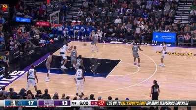 [Highlight] Josh Green with the lookaway pass to McGee in the paint