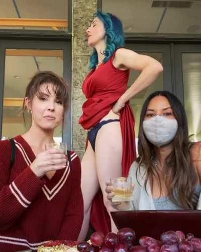 She certainly knows how to give is what we want.😻