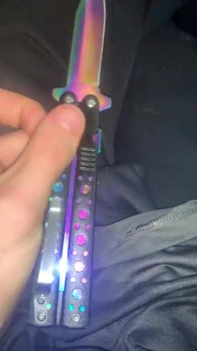 Look at this cool butterfly knife...🙃