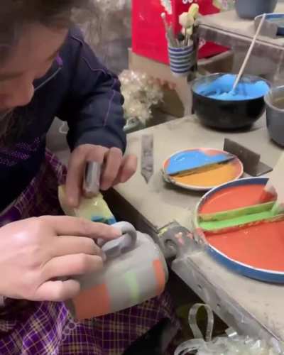 Pattern glazing on clay mugs