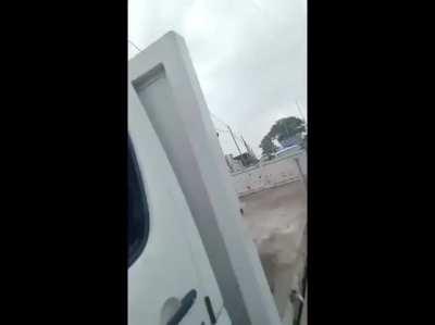 Parrillero enojado porque lo chocaron y le decomisaron la mercadería