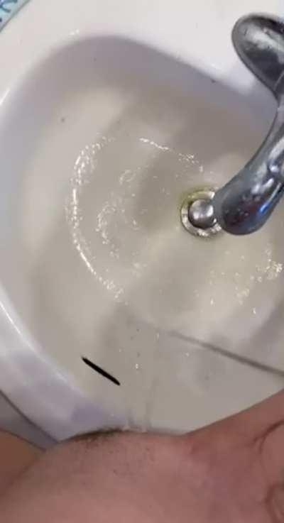 teen sink pee