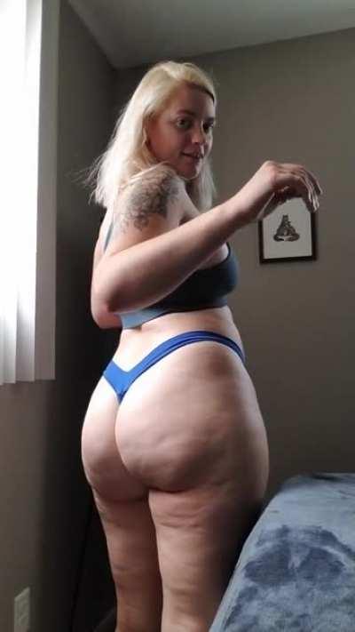 1 minute of curvy goodness, wait for the titty drop ;)