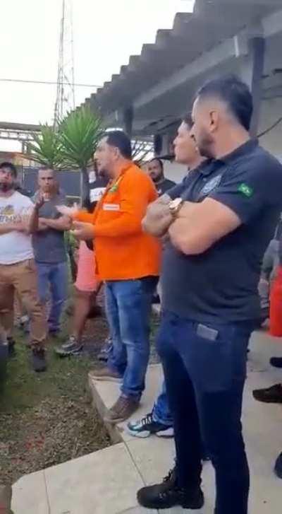 Será que nessa linguagem popular o povo entende porque deram um golpe em Dilma Rousseff e tentaram destruir o Partido dos Trabalhadores (PT)?