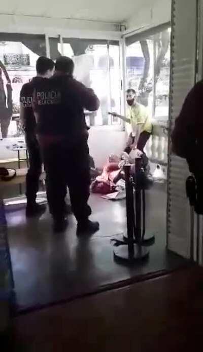 [Belgrano] Un hombre acuchilló a dos chicas y las mantiene maniatadas para matarlas, la policía solo puede pedirle 