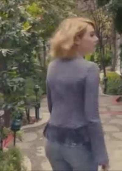 Emma Stone looks so good in those jeans