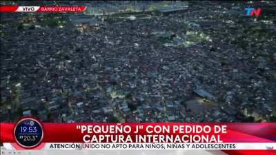 Esta es la Villa 21-24 (barrio zabaleta), donde se busca al pequeño J. Es la villa mas densamente poblada con 80 mil personas