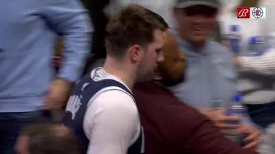 [Highlight] Fan slaps Luka Doncic as he walks back to locker room