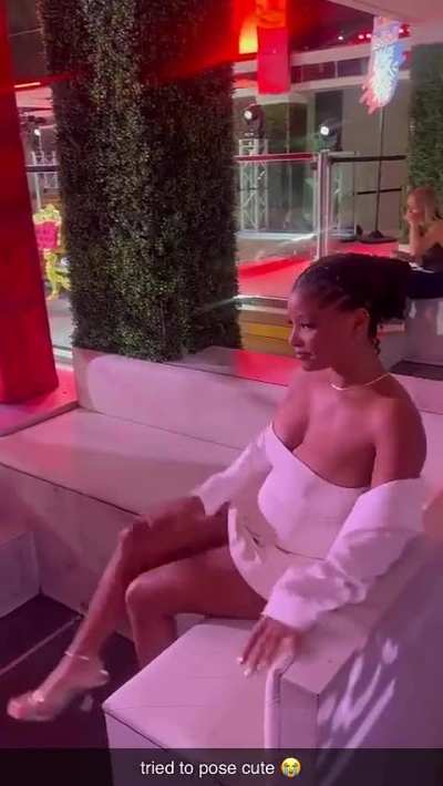 Halle trying to pose cute | Snapchat 10.11.25